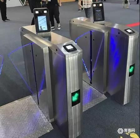 展會人臉識別門禁一體機(jī) 以云棲大會相框機(jī)配置為例